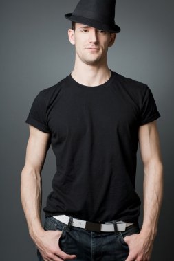Siyah t-shirt genç yakışıklı adam.