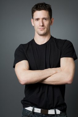 Siyah t-shirt genç yakışıklı adam.