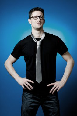 Yakışıklı olan siyah t-shirt poz.