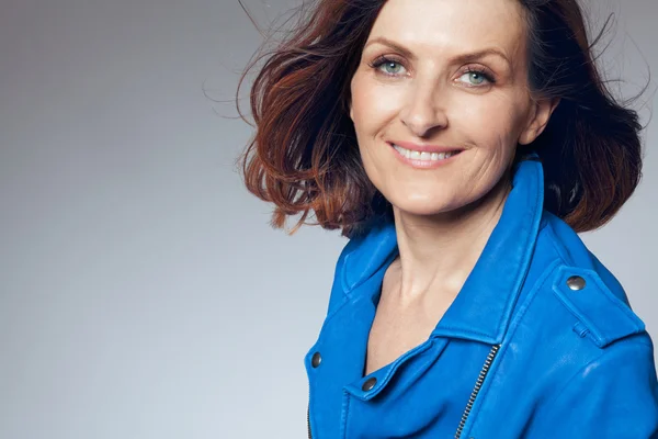 Mujer feliz de mediana edad en chaqueta azul . — Foto de Stock