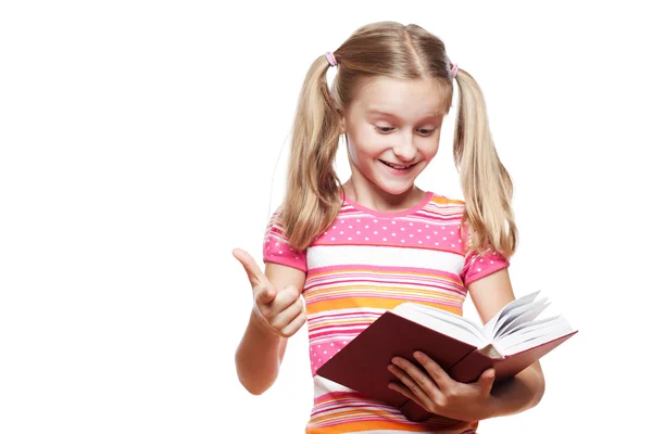 Маленькая девочка читает книгу . — стоковое фото