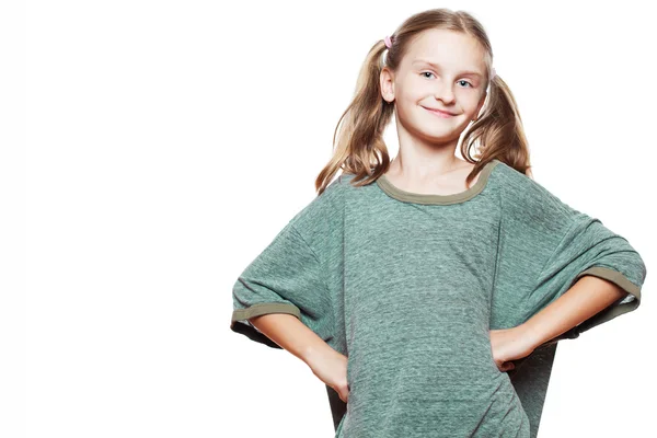 Niña pequeña que usa una camiseta de gran tamaño . —  Fotos de Stock