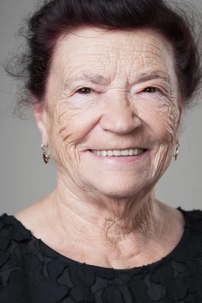 На пенсию вышла счастливая пожилая женщина . — стоковое фото