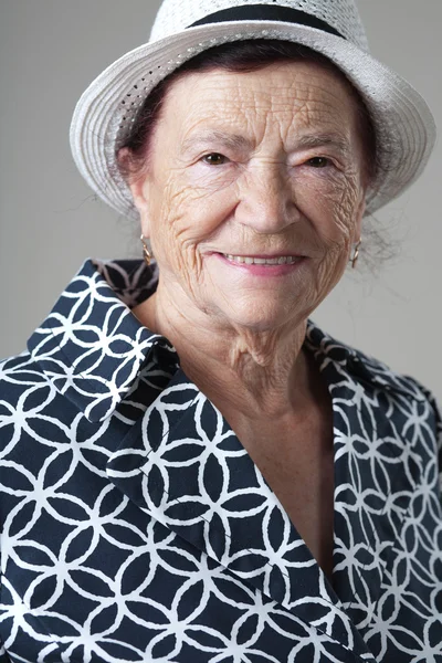 Schöne Rentnerin, glückliche Seniorin. — Stockfoto