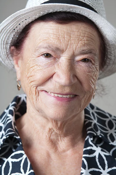 Schöne Rentnerin, glückliche Seniorin. — Stockfoto