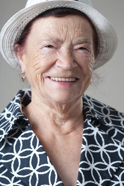 Hermosa jubilada feliz mujer mayor . — Foto de Stock