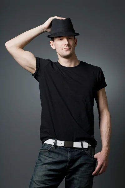 Siyah t-shirt genç yakışıklı adam.