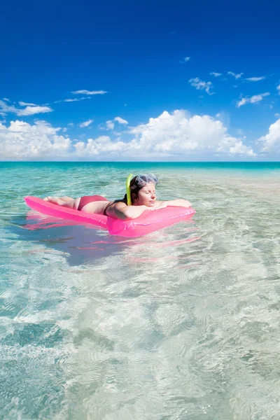 Szczęśliwa dziewczyna cieszyć się słoneczny dzień na plaży Karaibów. — Zdjęcie stockowe