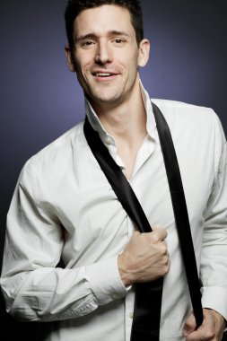 Gri arka plan üzerinde Beyaz tişörtlü adam.