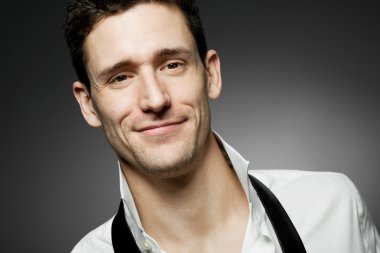 Gri arka plan üzerinde Beyaz tişörtlü adam.