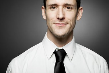 Gri arka plan üzerinde Beyaz tişörtlü adam.