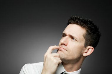 Gri arka plan üzerinde Beyaz tişörtlü adam.