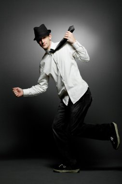 Gri arka plan üzerinde Beyaz tişörtlü adam.