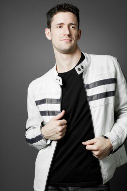 Mutlu yakışıklı rahat giysiler giyiyor.