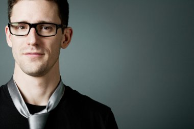 Mutlu yakışıklı rahat giysiler giyiyor.