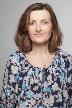 Studio poz mutlu orta yaş kadın.