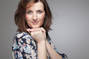 Studio poz mutlu orta yaş kadın.