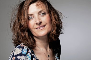 Studio poz mutlu orta yaş kadın.