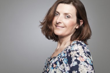 Studio poz mutlu orta yaş kadın.