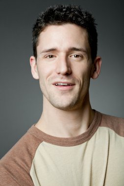 Mutlu yakışıklı rahat giysiler giyiyor. 