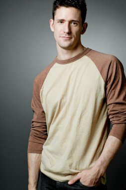 Mutlu yakışıklı rahat giysiler giyiyor. 