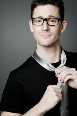 Genç adam gri arka plan üzerinde siyah t-shirt. 