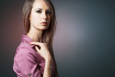 İnce moda model koyu arka plan üzerinde poz.