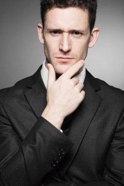 Yakışıklı iş adamı beyaz gömlek ve siyah takım elbise.