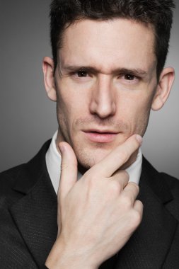 Yakışıklı iş adamı beyaz gömlek ve siyah takım elbise.