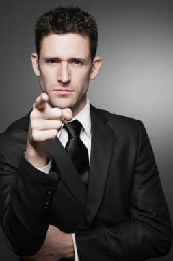 Yakışıklı iş adamı beyaz gömlek ve siyah takım elbise.