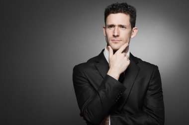 Yakışıklı iş adamı beyaz gömlek ve siyah takım elbise.