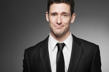 Yakışıklı iş adamı beyaz gömlek ve siyah takım elbise.