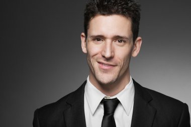 Yakışıklı iş adamı beyaz gömlek ve siyah takım elbise.