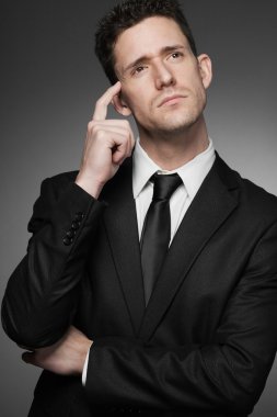 Yakışıklı iş adamı beyaz gömlek ve siyah takım elbise.