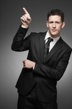 Yakışıklı iş adamı beyaz gömlek ve siyah takım elbise.