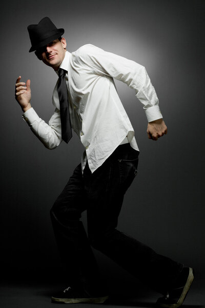 Человек в белой рубашке на сером фоне
.