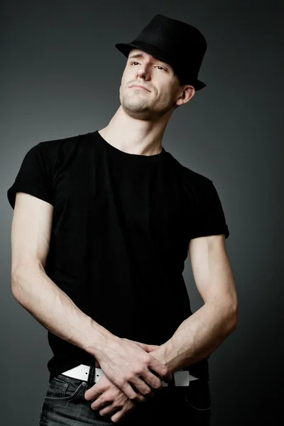 Bonito homem posando em t-shirt preta e chapéu preto . — Fotografia de Stock