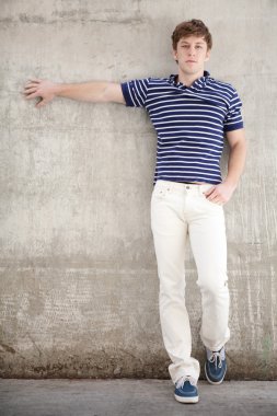 Yakışıklı adam rahatlatıcı şehir.