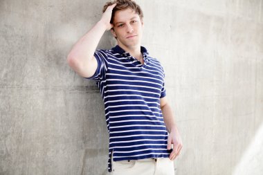 Yakışıklı adam rahatlatıcı şehir.