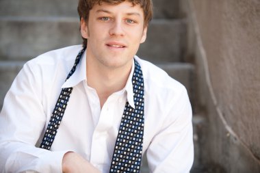 Yakışıklı erkek gömlek yorgunluk.