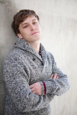 Yakışıklı adam rahatlatıcı şehir.