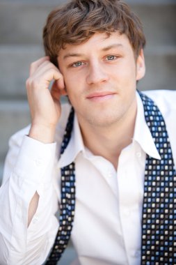 Yakışıklı erkek gömlek yorgunluk.