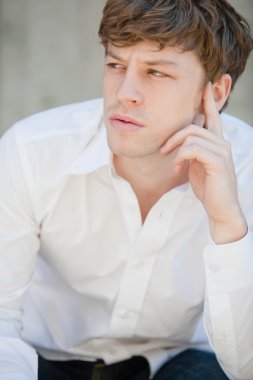 Yakışıklı erkek gömlek yorgunluk.