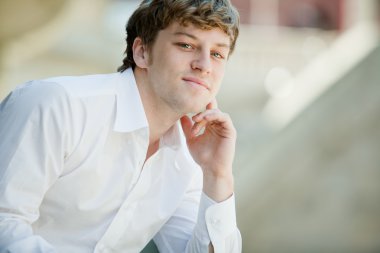 Yakışıklı erkek gömlek yorgunluk.