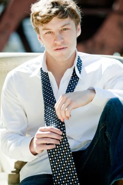 Yakışıklı erkek gömlek yorgunluk.