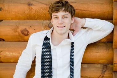 Yakışıklı erkek gömlek yorgunluk.