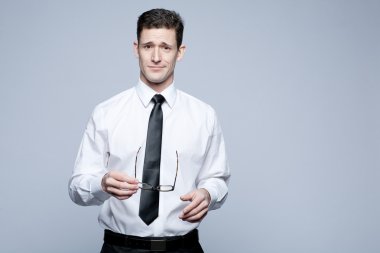 Genç yakışıklı işadamı Beyaz gömlekli.