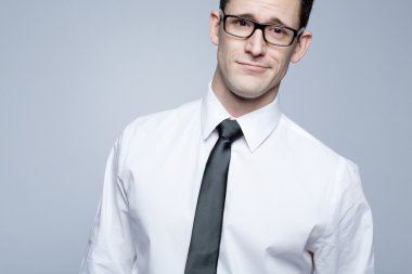 Genç yakışıklı işadamı Beyaz gömlekli.