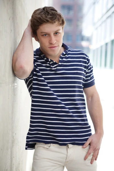 Yakışıklı adam rahatlatıcı şehir.