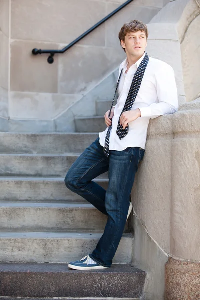 Yakışıklı erkek gömlek yorgunluk.